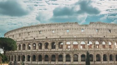 Roma, İtalya. Kolezyum. Flavian Amfitiyatrosu yakınlarında trafik vardı. Ünlü Dünya Tarihi Tarihi UNESCO.