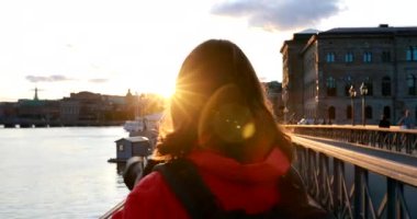 Stockholm, İsveç. Genç Kafkas Kadın Turist Bayan Gezgin Ünlü Skeppsholmsbron 'da Yürüyor - Skeppsholm Köprüsü. Stockholm, İsveç 'te Popüler Yer, Tarihi Yer ve İstikamet
