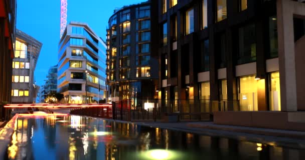 Όσλο, Νορβηγία. Night View Embankment and Residential Πολυώροφα σπίτια στην περιοχή Tjuvholmen. Καλοκαιρινή. Κατοικημένη περιοχή που αντανακλάται στα θαλάσσια ύδατα. 4K. — Αρχείο Βίντεο