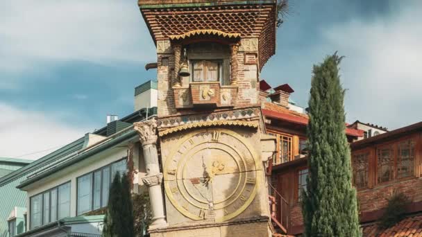 Tbilisi, Geórgia. Pessoas andando perto famosa rezo Gabriadze Marionette teatro torre do relógio na cidade velha. Museu do teatro do fantoche em Tbilisi, Geórgia, Cáucaso — Vídeo de Stock