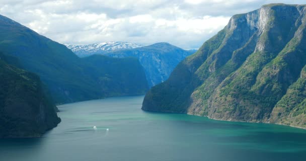 Sogn ve Fjordane Fjord, Norveç. Muhteşem fiyort Og Fjordane. 4K Yazında Ünlü Doğal Cazibe Tarihi ve Popüler Varış Yeri Yaz Manzarası — Stok video