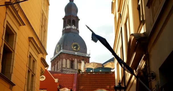 Riga, Lettonia. Vista della cattedrale della cupola in estate sera. Monumento Medievale della Città Vecchia, Patrimonio Architettonico, Famoso Punto di riferimento. Patrimonio Mondiale UNESCO — Video Stock