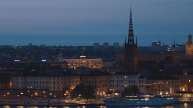 Stockholm, İsveç. Riddarholm Kyrka ya da Riddarholm Kilisesi 'nin Gece Manzarası Riddarholmen Adası' ndaki İsveçli hükümdarların gömüldüğü yer. Gece Kenti Skyline