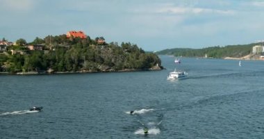 Lidingo, İsveç. Güneşli Yaz Gününde Limanda Yüzen Turistik Zevk Tekneleri