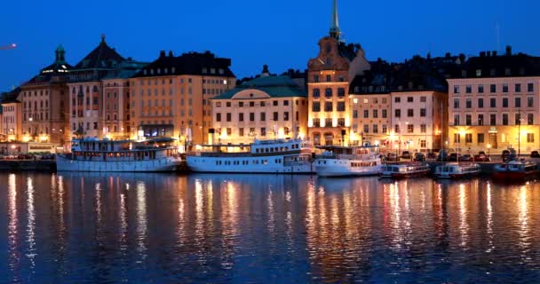 Estocolmo, Suécia. Vista Noturna Cênica do Embankment Na Cidade Velha De Estocolmo No Verão. Gamla Stan Na Noite de Verão. Famoso Destino Popular Local Cênico E Patrimônio Mundial da UNESCO — Vídeo de Stock