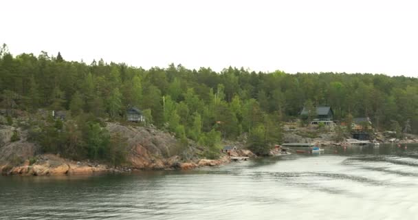 Πολλές Σουηδικές Ξύλινες Σάουνα Logs Cabins σπίτια στο νησί ακτή το καλοκαίρι συννεφιά — Αρχείο Βίντεο