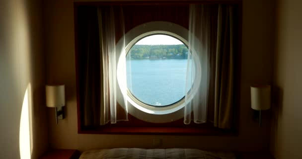 Lodní kajuta s postelí a oknem s výhledem na moře. Luxusní kabina na trajektové lodi nebo výletní lodi — Stock video