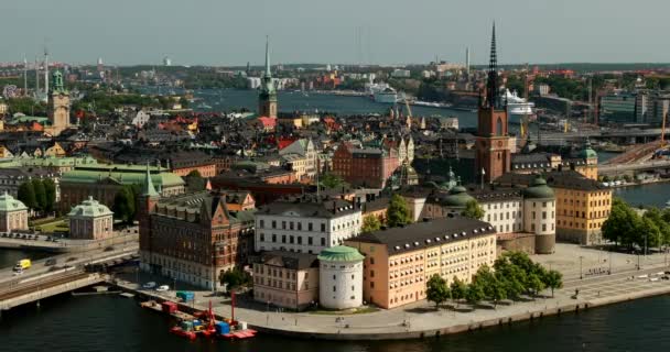 Estocolmo, Suecia. Vista superior de la construcción de Riddarholm Kyrka o Riddarholm, el lugar de entierro de los monarcas suecos en la isla de Riddarholmen. Verano Sunny Cityscape Skyline. Gamla Stan tiro aéreo — Vídeos de Stock