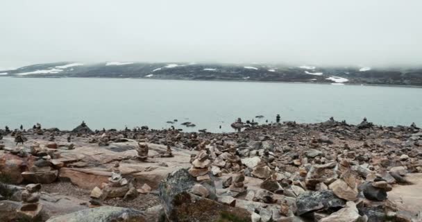 Noruega. Piedras en la costa del hermoso lago Orteren en el día nublado de primavera. Naturaleza noruega — Vídeos de Stock