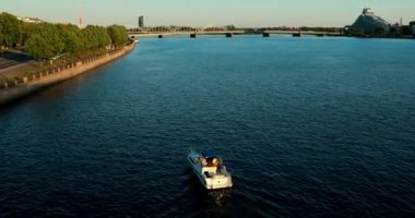Riga, Letonya - 9 Haziran 2019: Daugava Nehri Üzerinde Yüzen Zevk Teknesi.