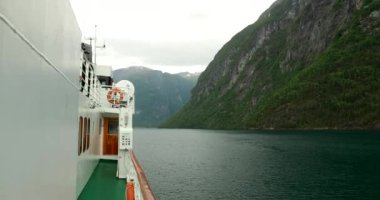 Sunnylvsfjorden, Norveç. Turistik Gemi Feribotu Bahar Gününde Sunnylvsfjorden 'ın sularında yüzüyor. Ünlü Norveç Tarihi Yeri ve Popüler İstikamet