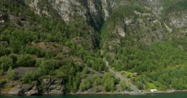 Geirangerfjorden, Norveç. Geirangerfjord Sahil Limanı Bahar manzarası. Yaz Gününde Yüzen Turistik Feribot Gemisinden Manzara. Norveç Tarihi Yeri ve Popüler İstikamet.
