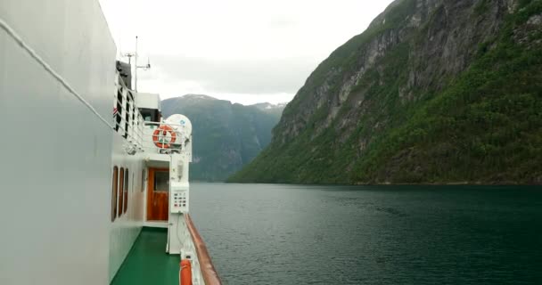Sunnylvsfjorden, Norge. Turistfartyg Färja Båt som flyter genom vattnen i Sunnylvsfjorden under Vår i Europa. Berömt norskt landmärke och populärt resmål — Stockvideo