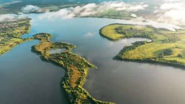 Lyepyel Bölgesi, Vitebsk Bölgesi, Belarus. Göl Nehirleri Adaları ve Kırsal Arazi Havadan Görünümü. Lepel Gölü üzerindeki Sabah Bulutları 4K