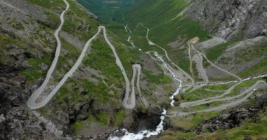 Trol stijeni, Endülüs, Norveç. Arabalar Serpentine Mountain Road Trollstigen 'e gidiyor. Ünlü Norveç Tarihi Yeri ve Popüler Varış Yeri. Norveç İlçe Yolu 63 Yaz Günü