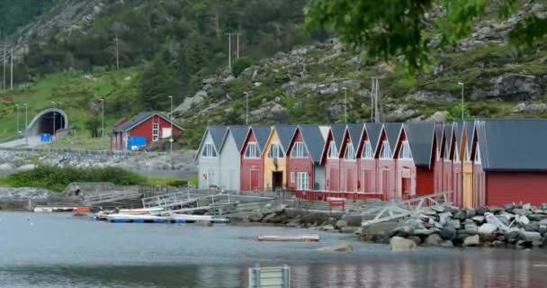 Алнес, Годойя, Норвегия. Красно-жёлтые разноцветные деревянные доки в летний день. Остров Годой недалеко от Алезунда — стоковое видео