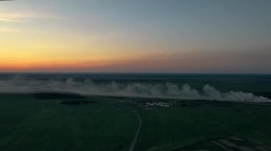 Beyaz Rusya. Turba Ateşi 'nin havadan görünüşü. Doğal bölgelerdeki yangın, bir turba tabakasının yandığı. Peat Fires Occur ve Peatlands 'da gelişim gösteriyor. Bataklıklar veya eski bataklıklar. Ufukta Duman