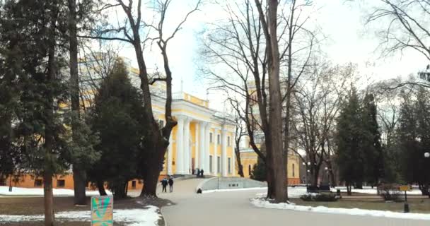 Gomel, Belarus. Şehir Parkı 'ndaki Rumyantsev-Paskevich Sarayı yakınlarında yürüyorum. Bahar sezonu — Stok video