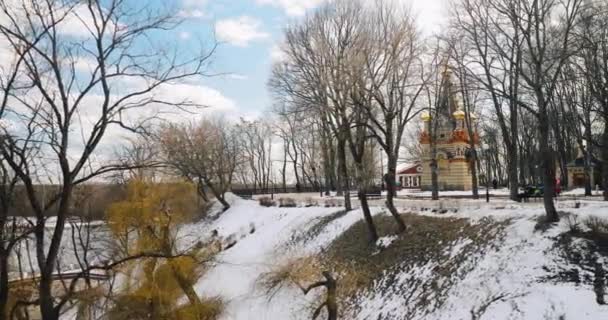 Gomel, Belarus. Marcher près de la chapelle-tombe de Paskevich dans le parc de la ville. Point de repère local célèbre. Saison d'hiver — Video