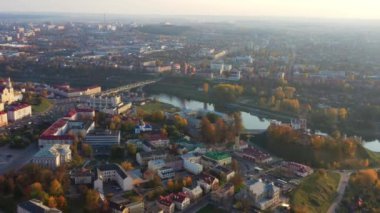 Grodno, Belarus. Hrodna Şehri 'nin gökyüzü kuş bakışı görüntüsü. Güneşli Sonbahar Gününde Ünlü Popüler Tarihi Simgeler