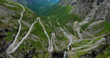 Trol stijeni, Endülüs, Norveç. Arabalar Serpentine Mountain Road Trollstigen 'e gidiyor. Ünlü Norveç Tarihi Yeri ve Popüler Varış Yeri. Norveç İlçe Yolu 63 Yaz Günü
