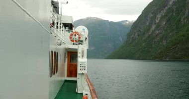 Sunnylvsfjorden, Norveç. Turistik Gemi Feribotu Bahar Gününde Sunnylvsfjorden 'ın sularında yüzüyor. Ünlü Norveç Tarihi Yeri ve Popüler İstikamet