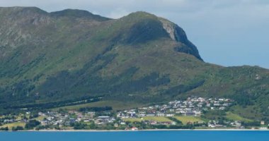 Giske, Norveç. Alesund Adaları manzarası. Giske Adası kıyısındaki evler. Güneşli bir yaz günü. Giske, Norveç 'in Og Romsdal ilçesindeki bir ada belediyesi. Belediye Merkezi Valderhaugstrand 'dır.