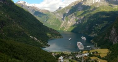 Geirangerfjord, Norveç. Geirangerfjorden 'da Bahar Gününde Gear Geiranger yakınlarında demirli Turistik Gemi Feribotu. Ünlü Norveç Tarihi Yeri ve Popüler İstikamet