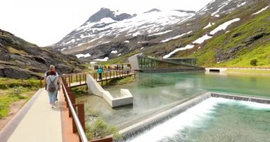 Trol stijeni, Endülüs, Norveç. Gezgin Turistler, Ziyaretçi Merkezi 'nin yakınındaki Platformu Ziyaret Ediyor. Ünlü Norveç Tarihi Yeri ve Popüler Varış Yeri. Norveç İlçe Yolu 63