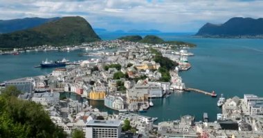 Alesund, Norveç. Alesund Skyline City 'nin hava görüntüsü. Adanın Tarihi Merkezi. Ünlü Norveç Tarihi Yeri ve Popüler Varış Yeri. Panorama, Üst Görünüm