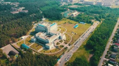 Gomel, Belarus. Cumhuriyet Bilimsel Radyasyon Tıp ve İnsan Ekolojisi Merkezi 'nin yaz gününde havadan görünüşü. Üst Manzara. Kuş Gözü Görünümü