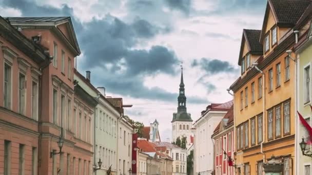 Tallinn, Estonia - 2 luglio 2019: Persone che camminano in Vene Street nel centro storico — Video Stock