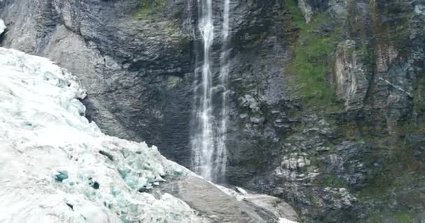 Parque Nacional Jostedalsbreen, Noruega. Close Up Vista de derreter gelo e neve, pequena cachoeira no glaciar Boyabreen na primavera dia ensolarado. Famoso marco norueguês e destino popular. Zoom para fora — Vídeo de Stock