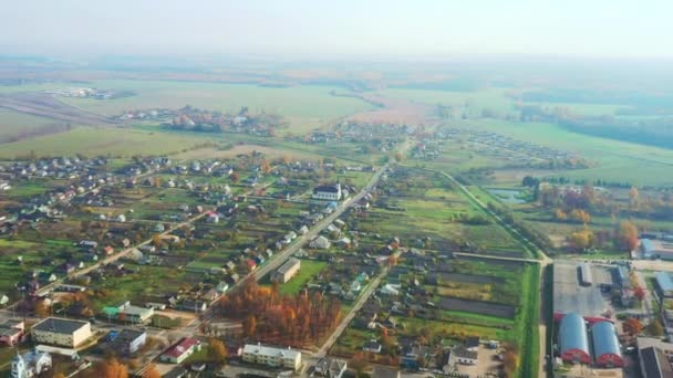 Κοσάβα, Λευκορωσία. Αεροφωτογραφία του χωριού Κοσάβα με τα μάτια των πουλιών. Εκκλησία της Αγίας Τριάδας. Ιστορικά ορόσημα και κληρονομιά σε ηλιόλουστη ημέρα του φθινοπώρου. Πτήση με drone — Αρχείο Βίντεο