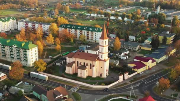 Ružhany, Breszti terület, Fehéroroszország. Teherautók Traktor egységek, Prime Movers vezet templom közelében. Városkép Skyline őszi napsütéses este. Híres történelmi nevezetesség. Közlekedési és teherfuvarozási ágazat. Stock Felvétel