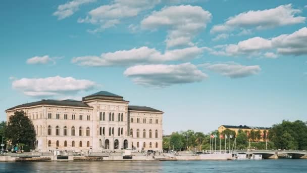 Stockholm, Zweden. National Museum of Fine Arts is de nationale galerij van Zweden, gelegen op het schiereiland Blasieholmen. Toeristisch plezierboten drijven in de buurt van Nationalmuseum In Zonnige Zomer Dag — Stockvideo