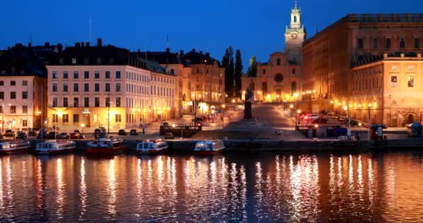 Estocolmo, Suecia. Escénica vista nocturna de Embankment en el casco antiguo de Estocolmo en verano. Gamla Stan en la noche de verano. Famoso lugar escénico destino popular y Patrimonio de la Humanidad por la UNESCO — Vídeo de stock