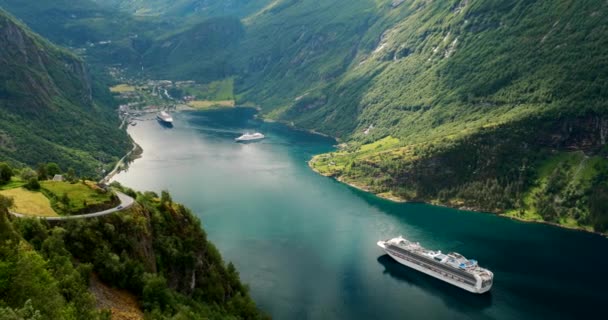 Geirangerfjord, Noorwegen. Toeristisch Schip Ferry Boot Cruise Schip Liner Drijvend in de buurt van Geiranger In Geirangerfjorden In Zonnige Zomer Dag. Beroemde Noorse oriëntatiepunt en populaire bestemming. Panorama — Stockvideo