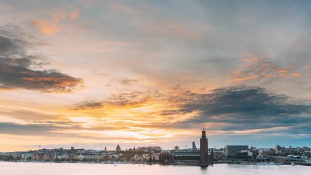 Stockholm, Švédsko. Scénický slavný pohled na panorama nábřeží při západu slunce. Slavný populární destinace Místo Stockholm radnice Stadshuset Na Východním cípu ostrova Kungsholmen — Stock video