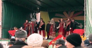 Gomel, Belarus - 18 Şubat 2018: Ulusal Bayram Maslenitsa kutlamaları sırasında Ulusal Halk Başörtüsü Giyen Genç Kadın, Kameraya Elini Sallıyor. Kış bahar tatili