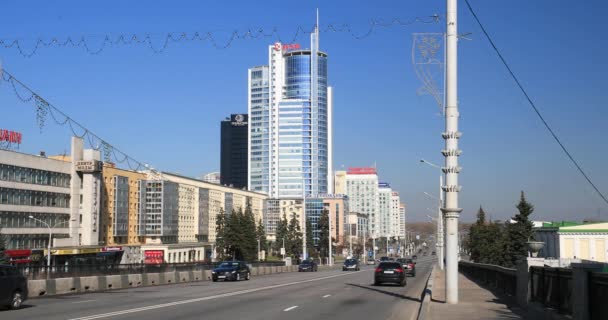 Minsk, Bielorrusia - 4 de abril de 2017: Tráfico en Pobediteley Avenue. En soleado Primavera de Europa — Vídeos de Stock