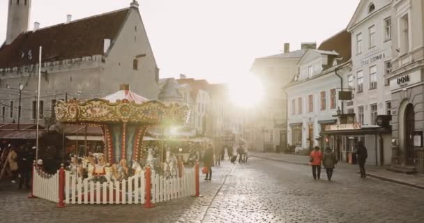 Tallinn, Estónia - 22 de Dezembro de 2017: Carrossel tradicional de Natal na Praça da Câmara Municipal. Conjunto — Vídeo de Stock