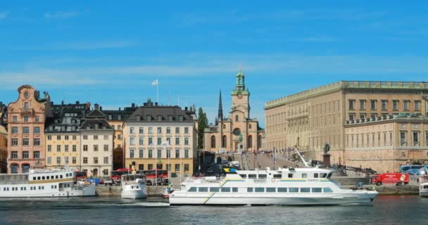 Stockholm, Švédsko - 28. června 2019: Prohlídka památek Potěšení Lodě Plovoucí poblíž scény Pohled na nábřeží na Starém Městě. Gamla Stan v létě večer. Populární Destination Scenic Place And UNESCO. 4K — Stock video