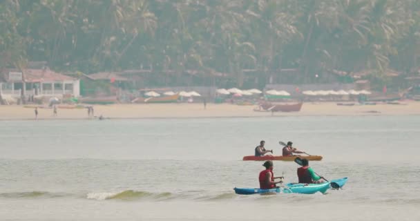 Canacona, Goa, India - February 16, 2020: People Floating In Arabian Sea Kayaking In Summer Sunny Day. Palolem Beach — Stock Video