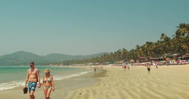 Canacona, Goa, Índia - 16 de fevereiro de 2020: Pessoas descansando na praia de Palolem no dia ensolarado de verão sob o céu azul. — Vídeo de Stock