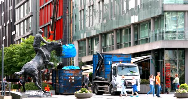 Oslo, Noruega - 24 de junio de 2019: Camión elimina residuos de construcción cerca de casas residenciales de varios pisos en el distrito de Aker Brygge — Vídeos de Stock