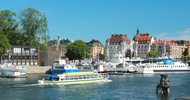 Stoccolma, Svezia - 28 giugno 2019: Giro turistico in barca galleggiante vicino alla vista panoramica di Embankment. Destinazione popolare Scenic Place. 4K — Video Stock