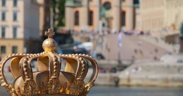 Sztokholm, Szwecja - 28 czerwca 2019: Młody człowiek Podróżujący turystycznie po słynnym Skeppsholmsbron - Most Skeppsholm i wzruszająca korona. Popularne miejsce, Landmark And Destination In Stockholm, Sweden. 4K — Wideo stockowe