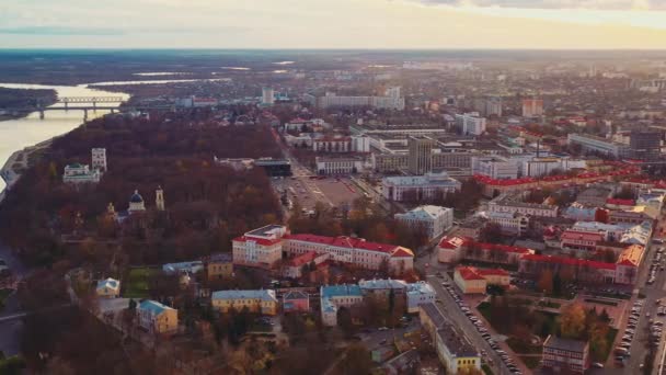 Gomel, Belarús. Homel Cityscape. Vista aérea del horizonte en la noche del atardecer de otoño. Vista panorámica de las calles de la ciudad — Vídeos de Stock