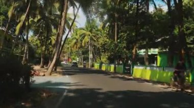 Goa, Hindistan - 14 Şubat 2020: Hint Yolu 'nda Otomobille Sür. FPV